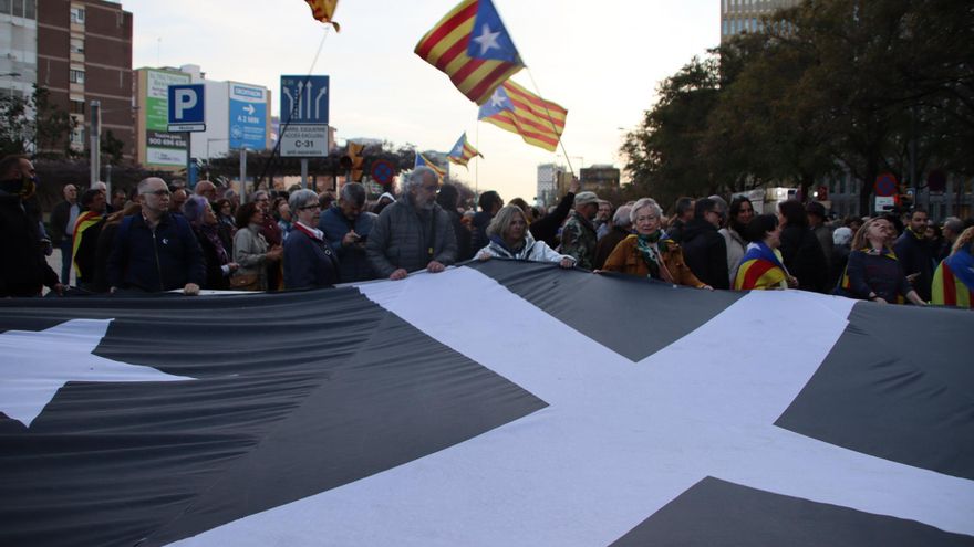 Desenes de persones es concentren a la Ciutat de la Justícia contra la detenció de Clara Ponsatí