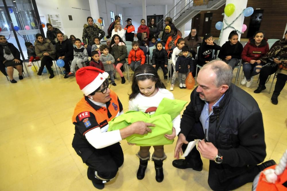 Protección Civil reparte juguetes en Mieres