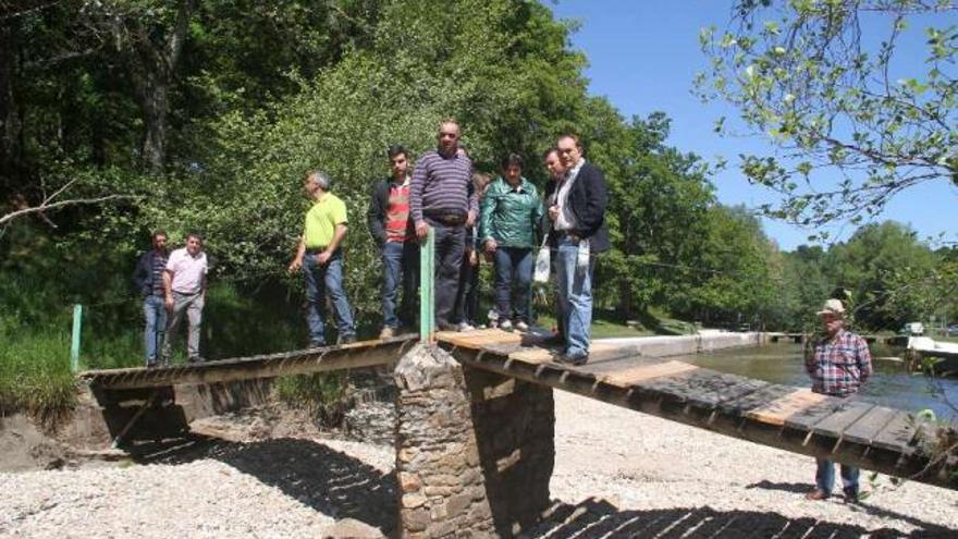 El alcalde, dos ediles, vecinos y responsables de las obras visitaron ayer la playa fluvial de Vilatuxe.