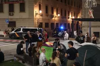 Una decena de tiendas de campaña instaladas en la plaza de la Montañeta en Alicante