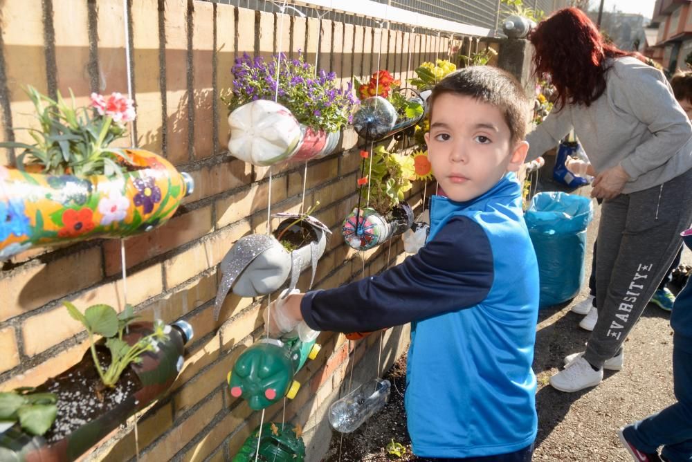 Un jardín con macetas recicladas