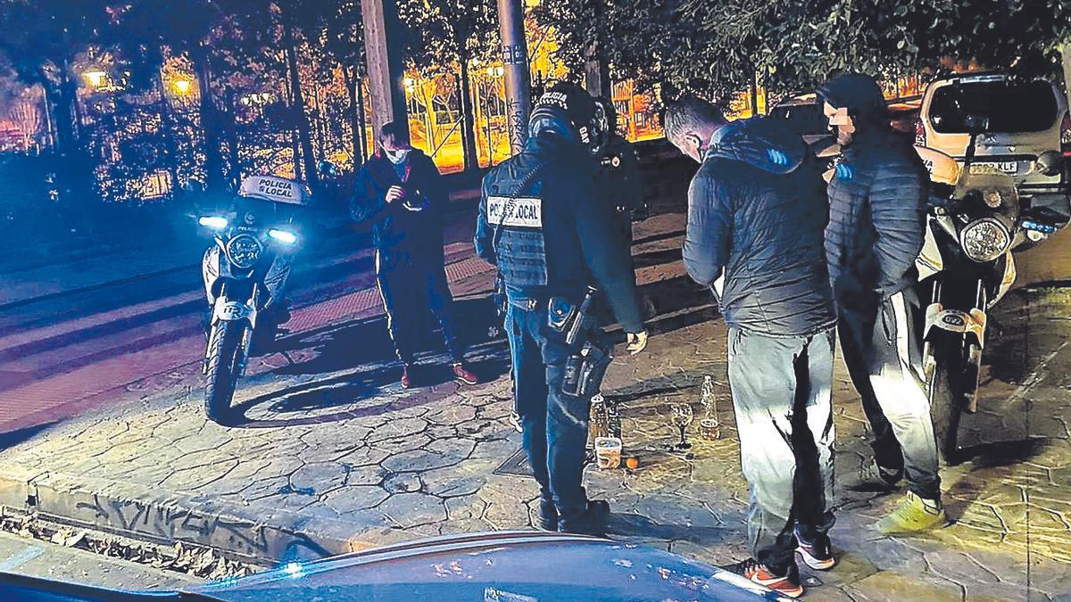 Agentes de la Policía Local  identifican a varios jóvenes que hacían botellón en Palma.