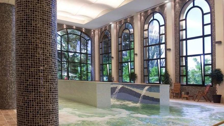 El balneario más deseado de Aragón en otoño tiene una cueva termal y lagos naturales al aire libre