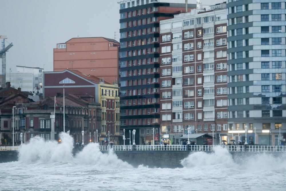 Oleaje en San Lorenzo, Gijón