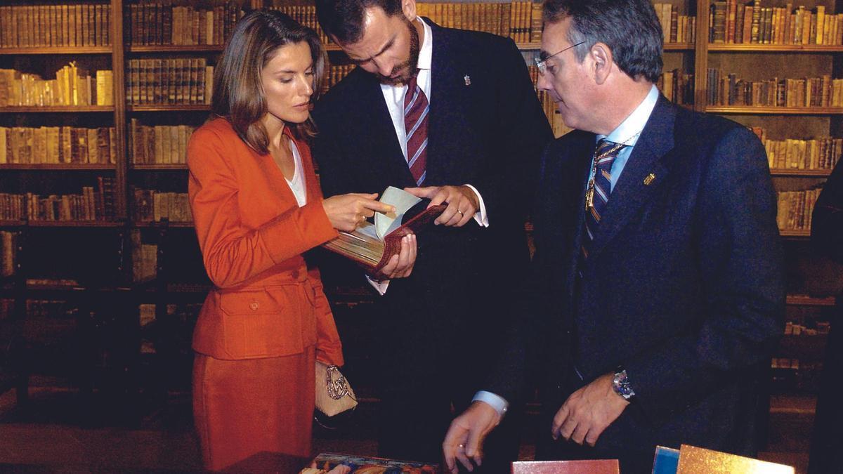 Los reyes y Moleiro con su Libro de Horas de María de Navarra.