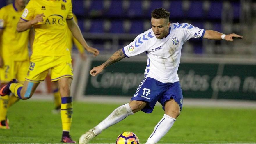 Aarón Ñíguez dispara en el partido del Tenerife ante el Alcorcón.