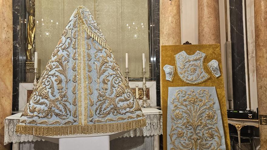 El manto restaurado de la Virgen oculta para siempre el escudo franquista