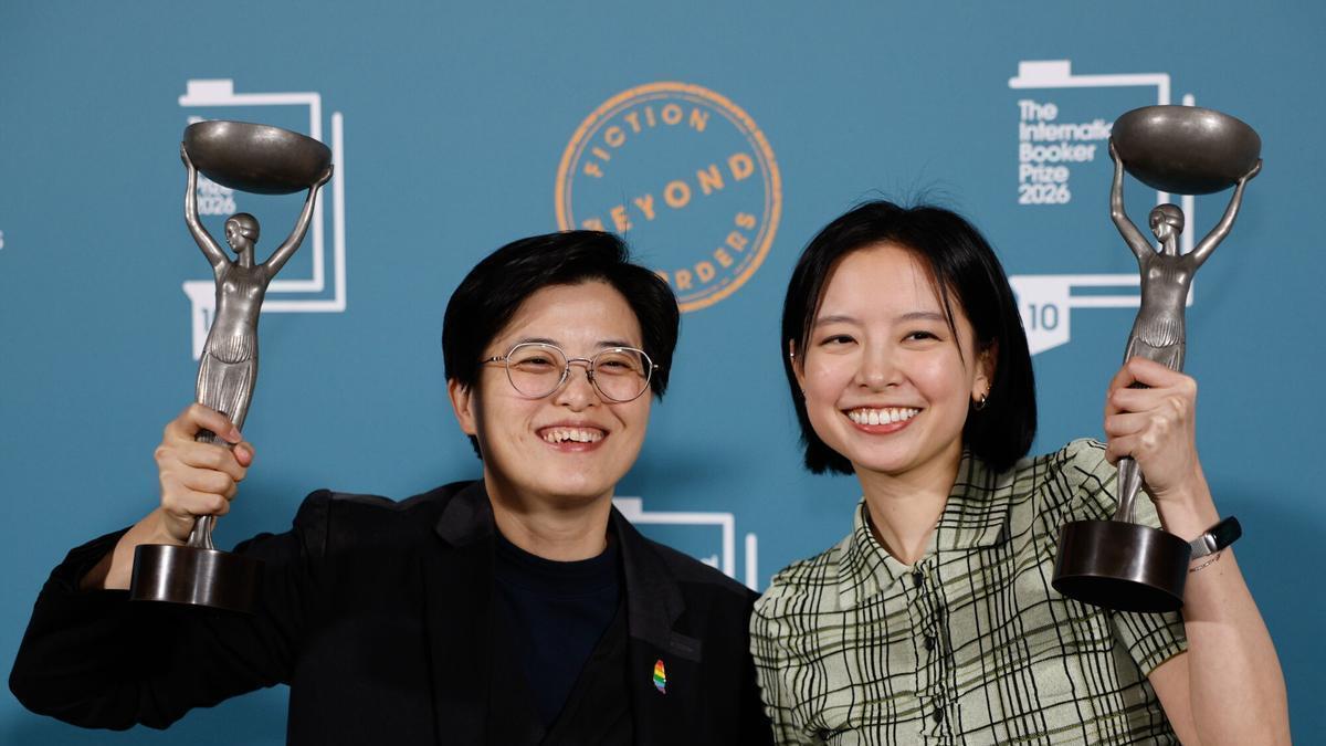 Yang Shuang-zi, autora de of 'Taiwan Travelogue', y la traductora Lin King durante los premios Brooker International.