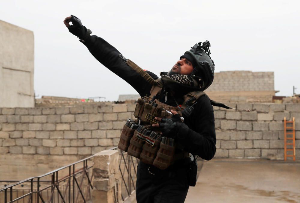 Un soldado iraquí lanzauna granada durante una batalla en Mosul, Iraq, contra el Estado Islámico.