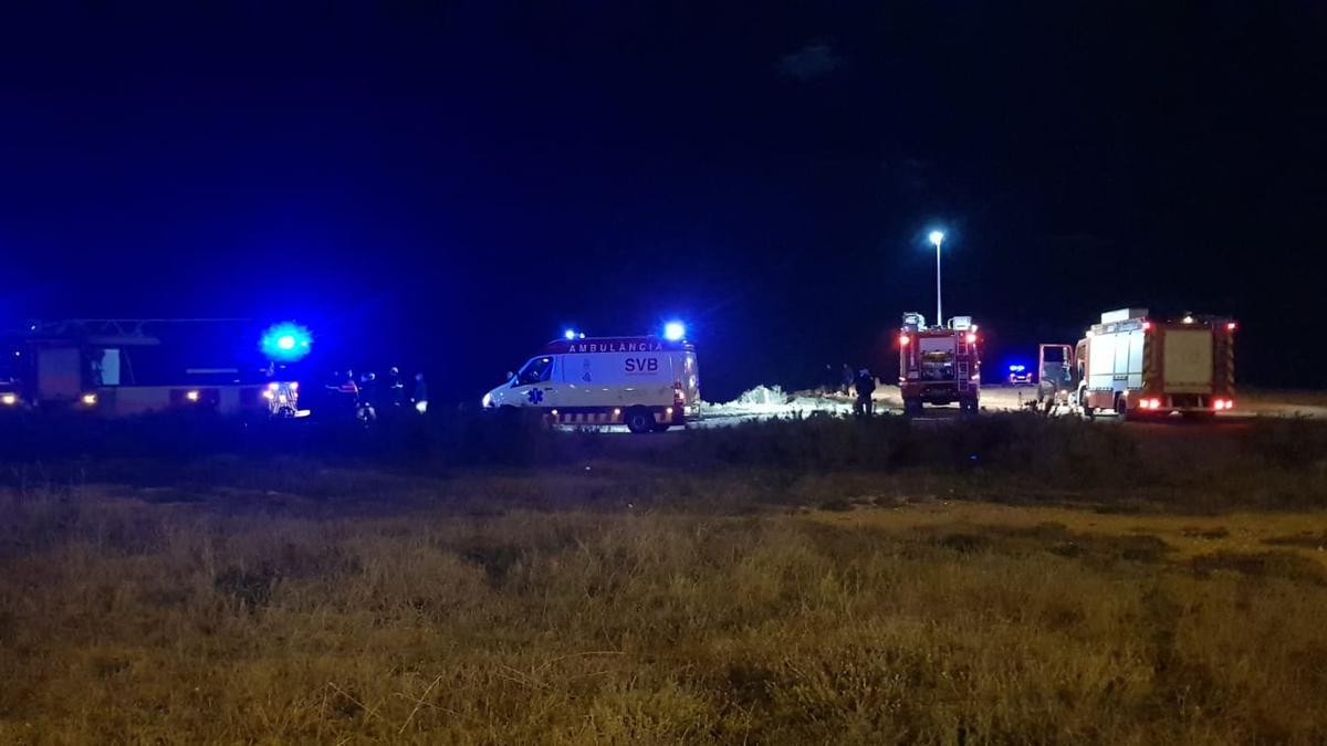 Rescate de un hombre que ha caído al mar en las calas de Torrevieja en el que ha participado Guardia Civil, Bomberos, Policía Local y sanitarios de Torrevieja