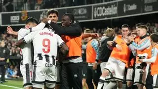 "Una ilusión nos persigue... la Primera División": La espectacular celebración de la afición del Castellón tras ganar al Dépor