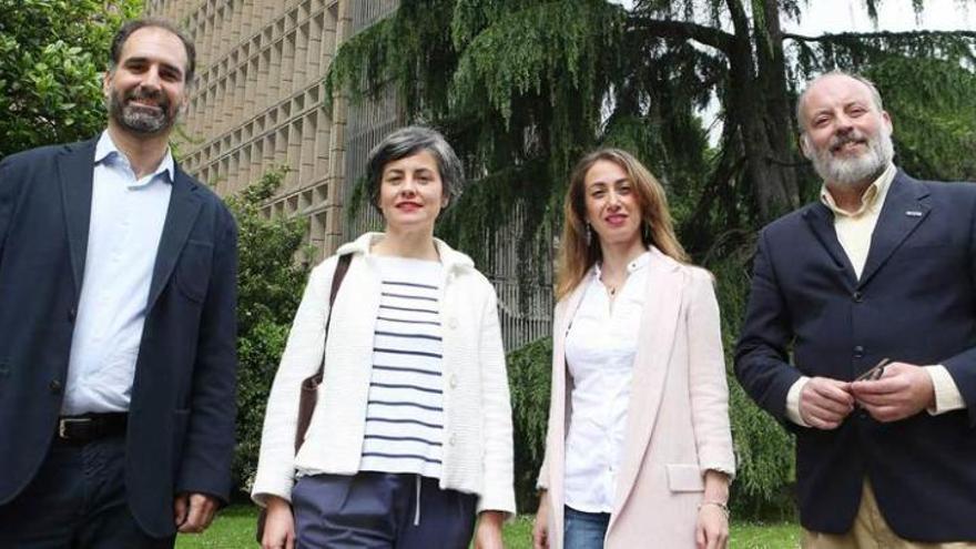 Por la izquierda, Felipe Uría, Sonia Puente, Lorena Caro y José Vázquez de Prada, ayer, ante la Facultad de Geología.