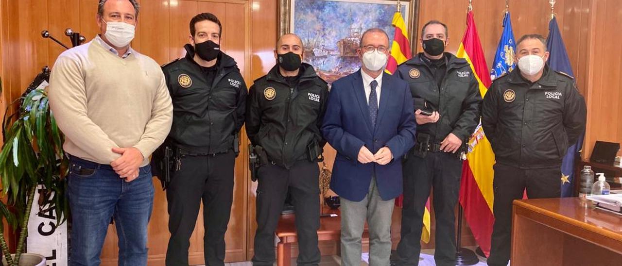 Los policías con el alcalde y el edil de Seguridad