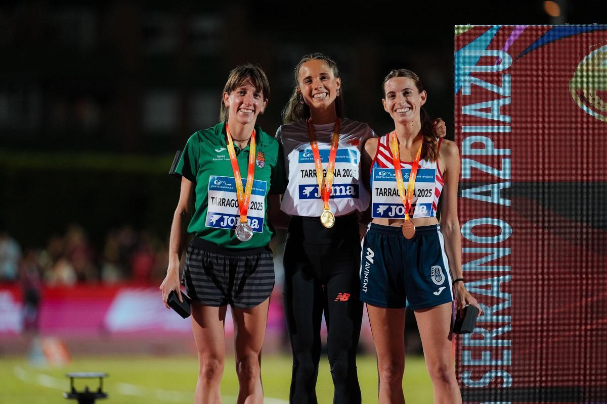 Marina Guerrero, a la dreta amb la medalla de bronze aconseguida