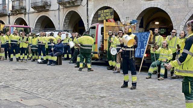 Protesta dels treballadors de les brigades municipals a la plaça del Vi, davant l’Ajuntament, aquest mes d’abril. | EVA BATLLE
