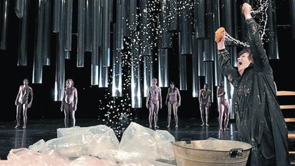 Escena de 'El gran teatro del mundo',  en versión de Bieito.