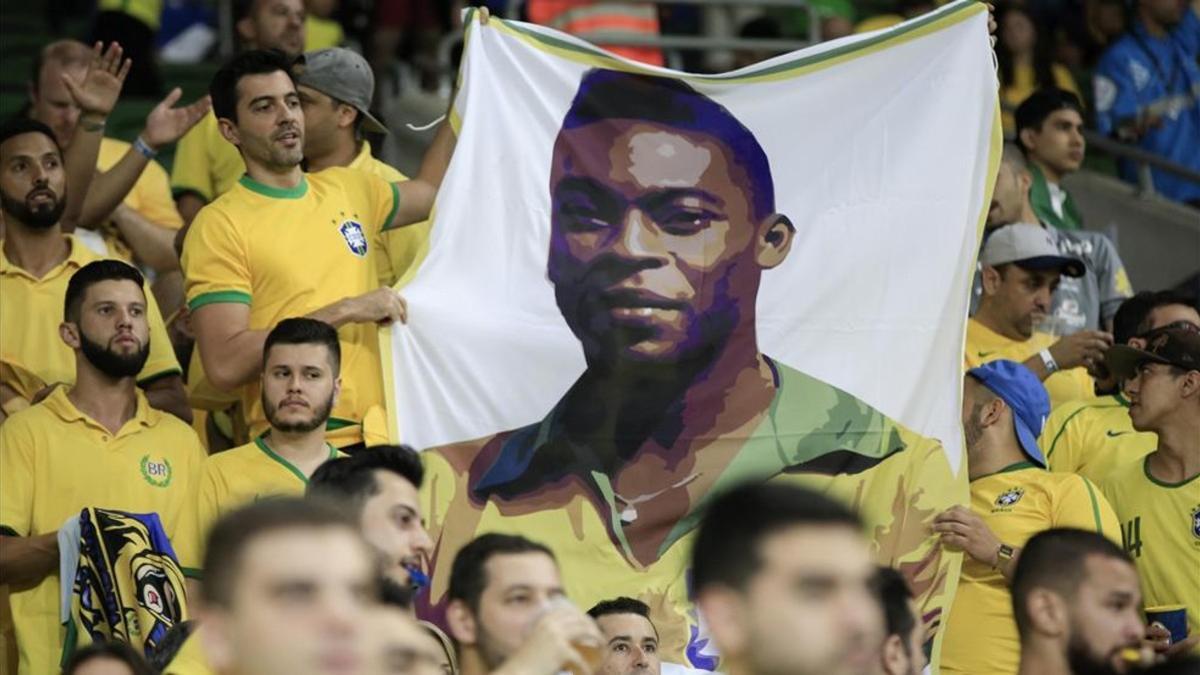 Aficionados brasileños animando a su equipo en las elimnatorias del Mundial