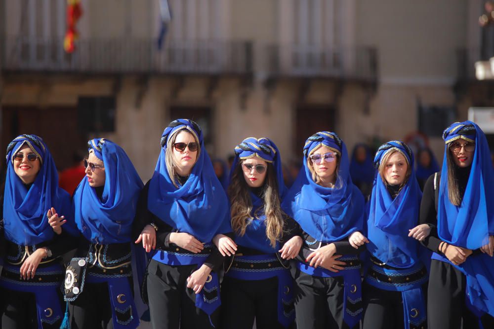 Orihuela celebra el tradicional Medio Año de la fiesta de Moros y Cristianos.