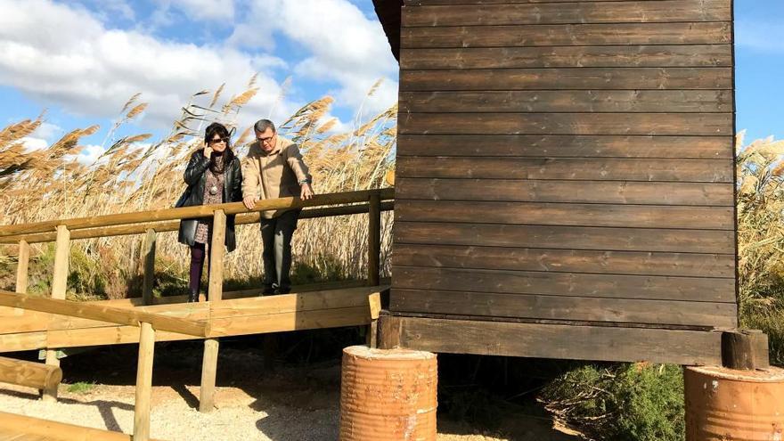 Santa Pola renueva las pasarelas de las Salinas para que sean más accesibles