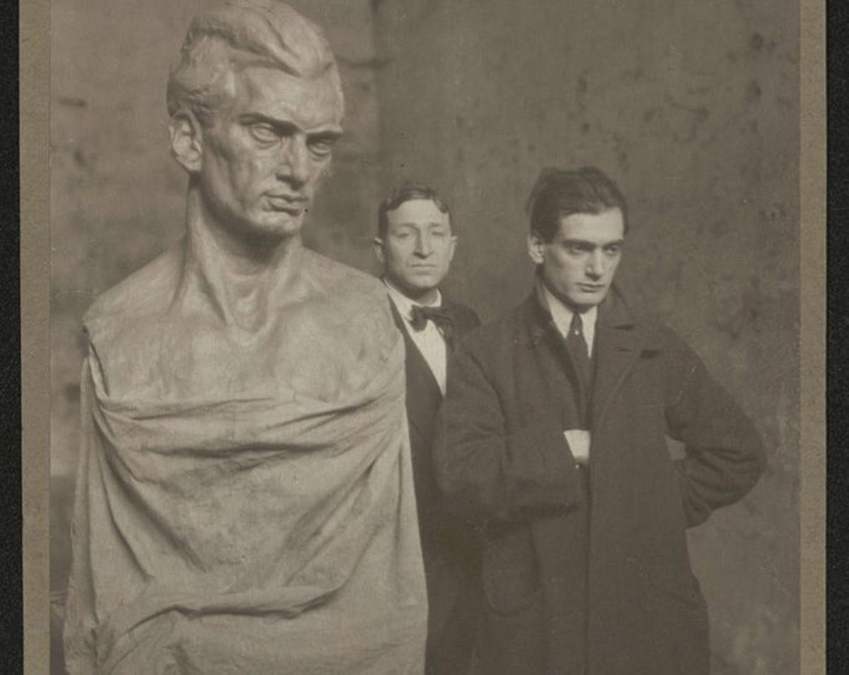 Quiroga (d) y Asorey con el busto del músico. | KSADO/ MUSEO DE PONTEVEDRA