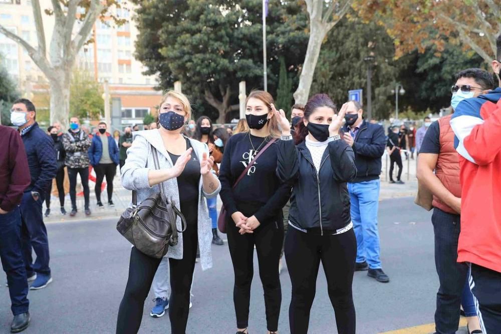 Hosteleros protestan en Cartagena por el cierre de los bares