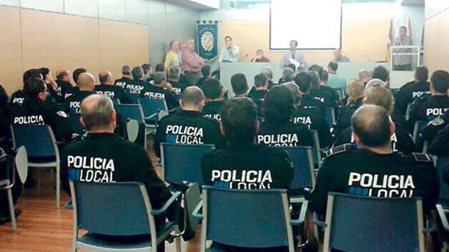 La asamblea de policías de barrio celebrada ayer en Sant Ferran.