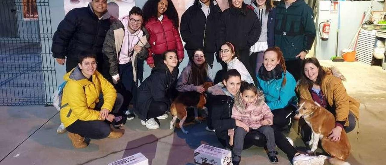 El grupo de chavales que participó en la iniciativa, en la que el respeto a los animales fue el eje central.