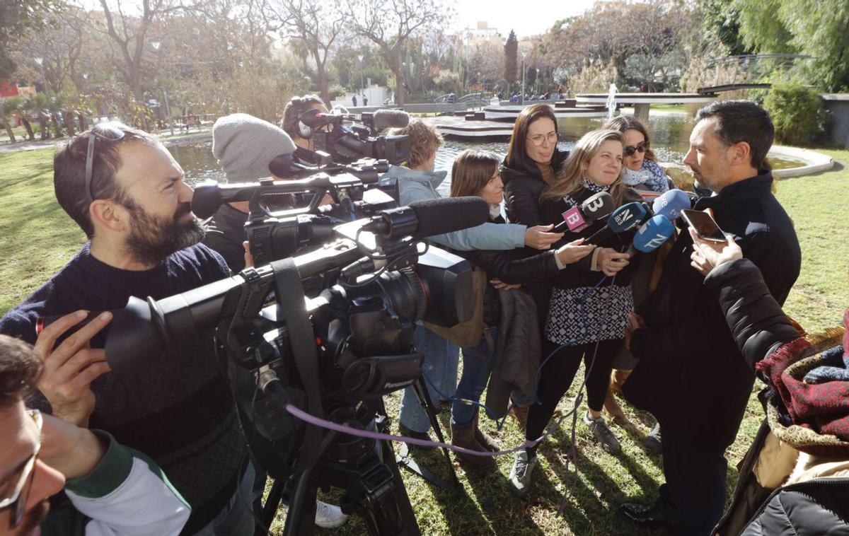 Rafa Ruiz, durante la presentación, en la zona a la que se trasladará el monumento.  |  J.A. RIERA