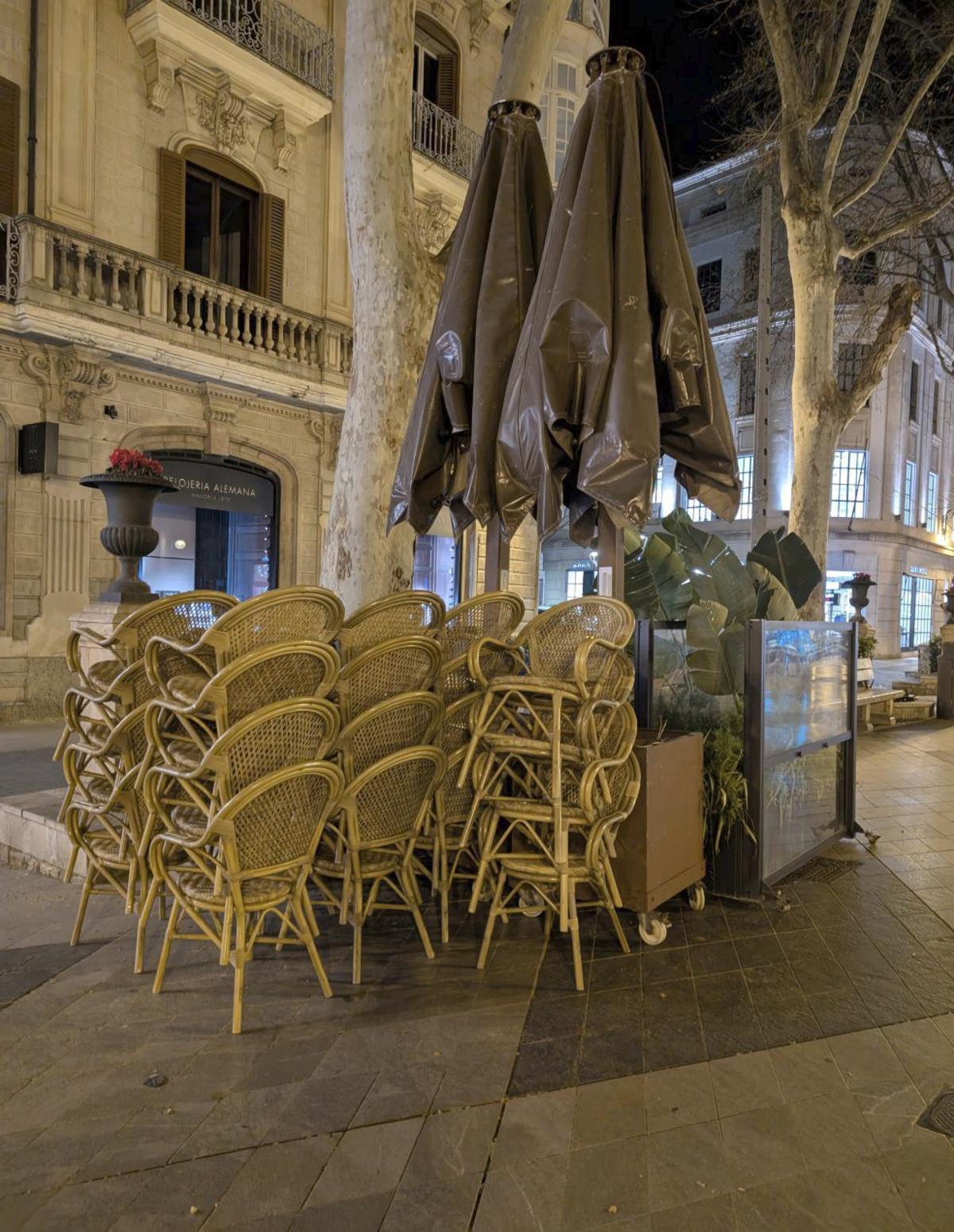 Trastos de terraza amontonados.