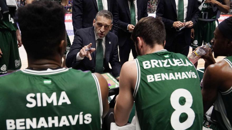 Ibon Navarro, ex entrenador del UCAM Murcia, dando instrucciones a sus jugadores esta temporada en un partido del Unicaja.  | ACB PHOTO / M. POZO