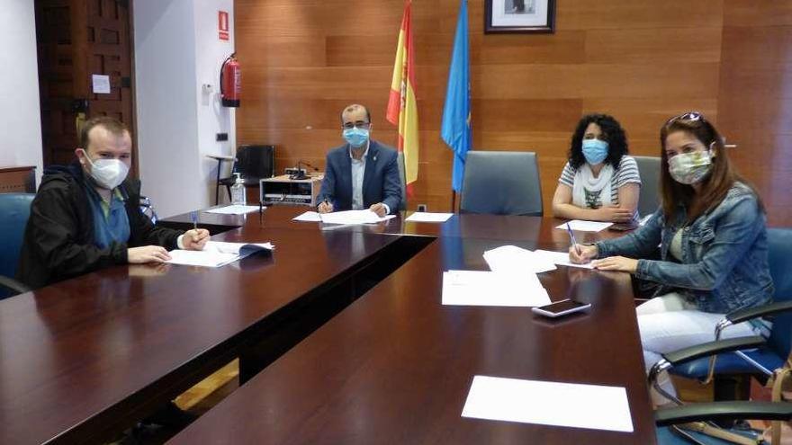 Por la izquierda, Héctor Díaz, presidente de Apesa; el alcalde, José Víctor Rodríguez; la edil Begoña Cueto, y Ana Llano, presidenta de &quot;Fuentes del Narcea&quot;, ayer, en la firma de los convenios en Cangas del Narcea.