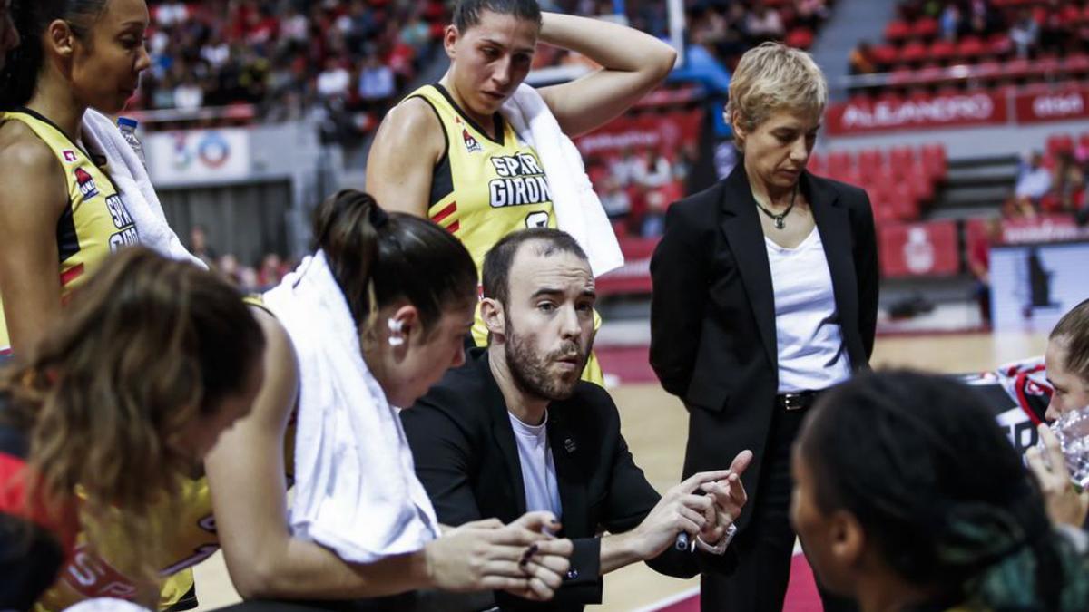 Bernat Canut parla amb les jugadores en un partit. | ESTHER CASAS