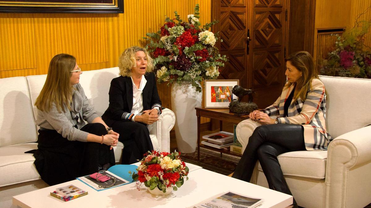 Blanca Solans, Clara Arpa y Natalia Chueca, en el Ayuntamiento de Zaragoza.
