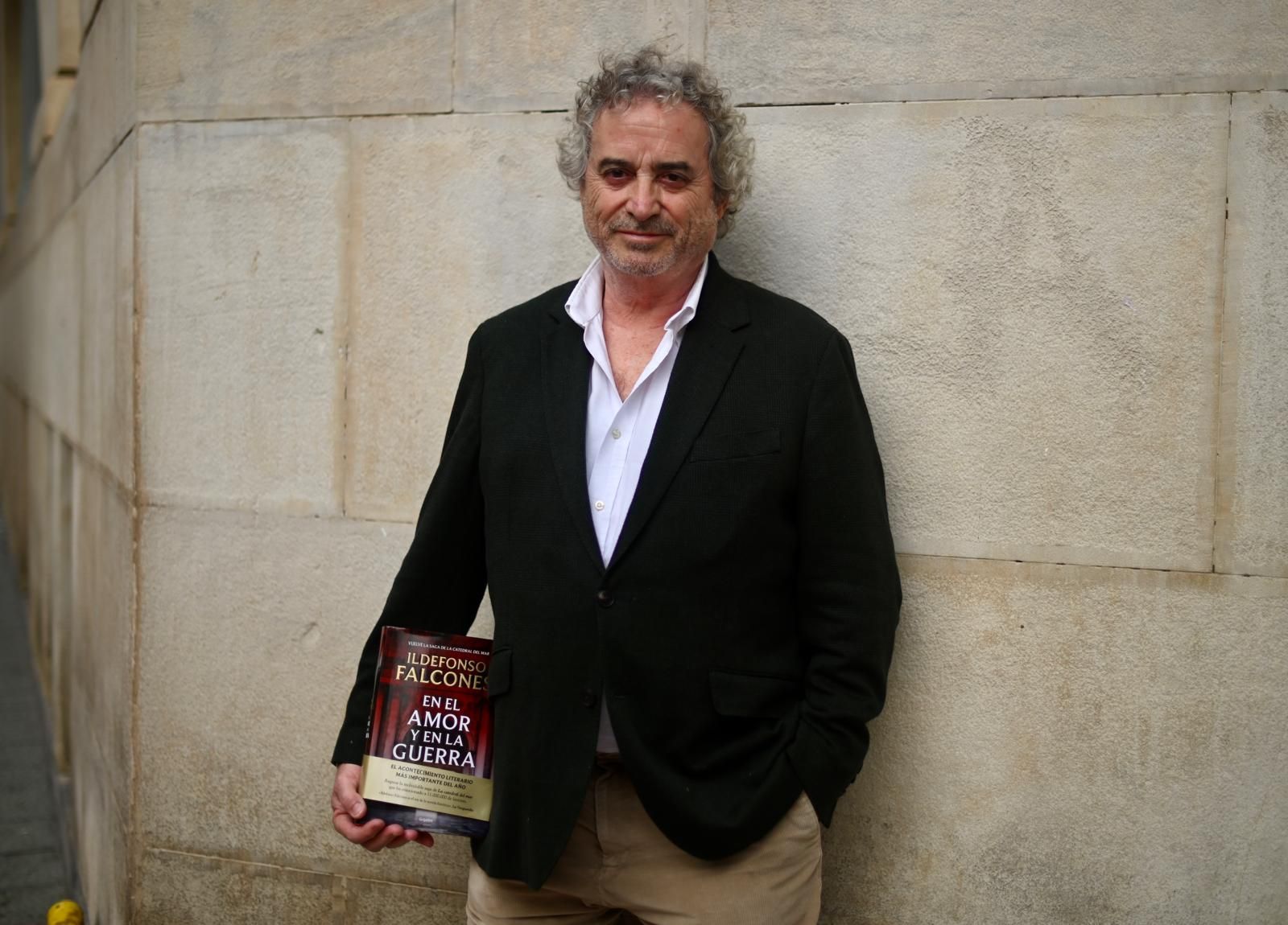 Ildefonso Falcones posa con su nueva novela ‘En el amor y en la guerra’.