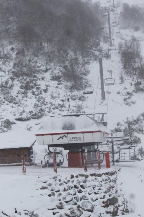 Nieve en la estación de esquí de San Isidro