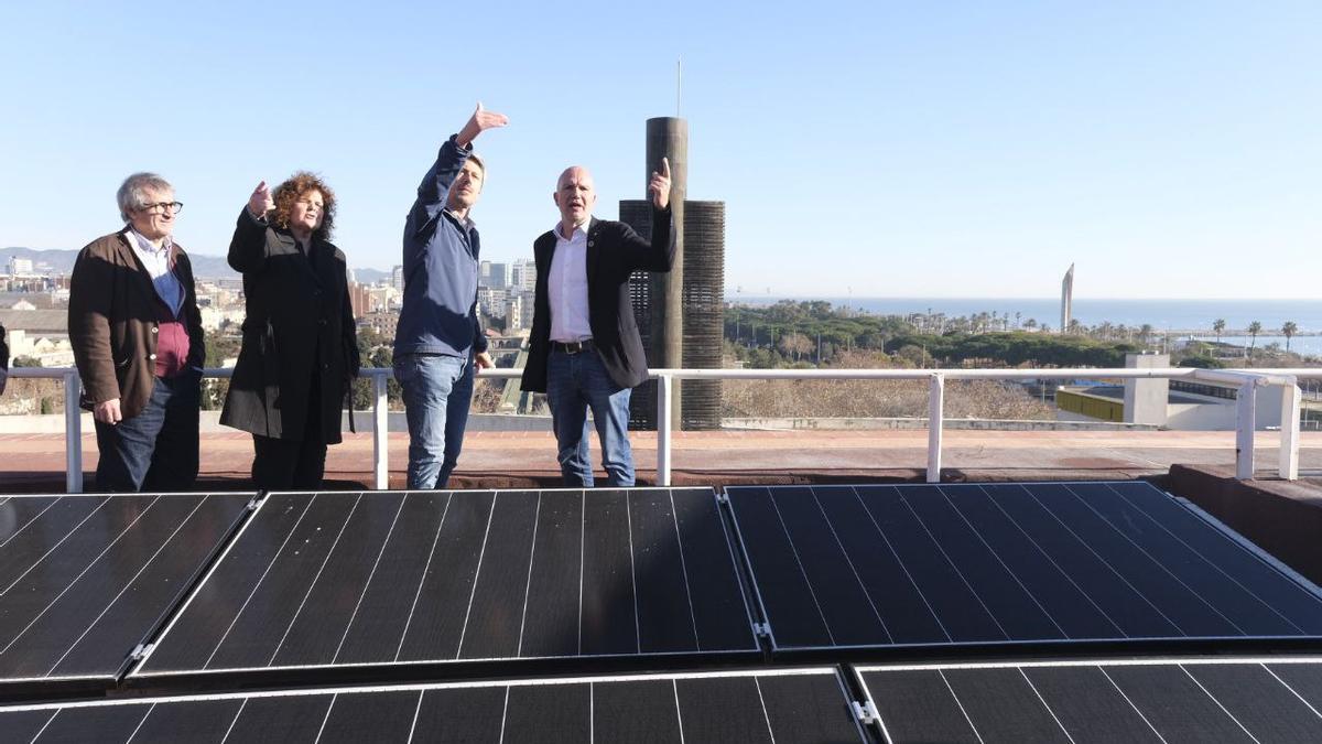 El conseller de Acció Climàtica, David Mascort, visita las placas solares del número 10 de la calle Joan Oliver de Barcelona