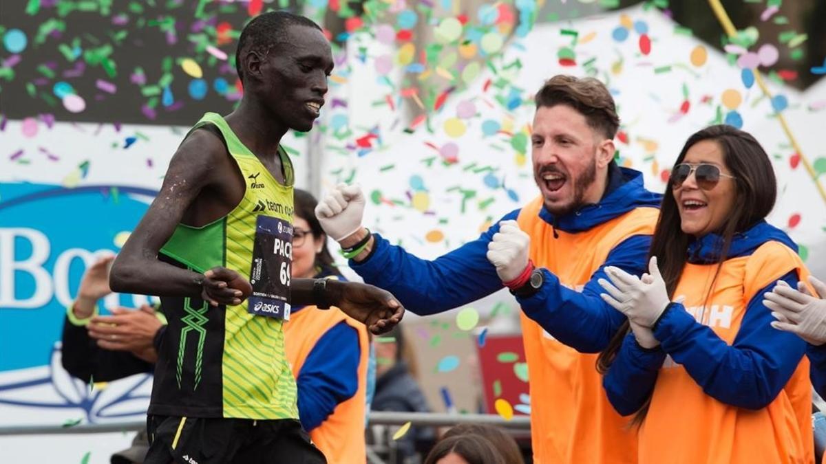 Jonah Kipkemoi al cruzar la línea de meta del maratón