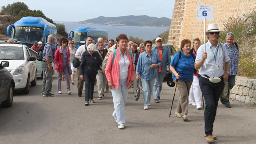 Un grupo de turistas en Dalt Vila a finales de abril.