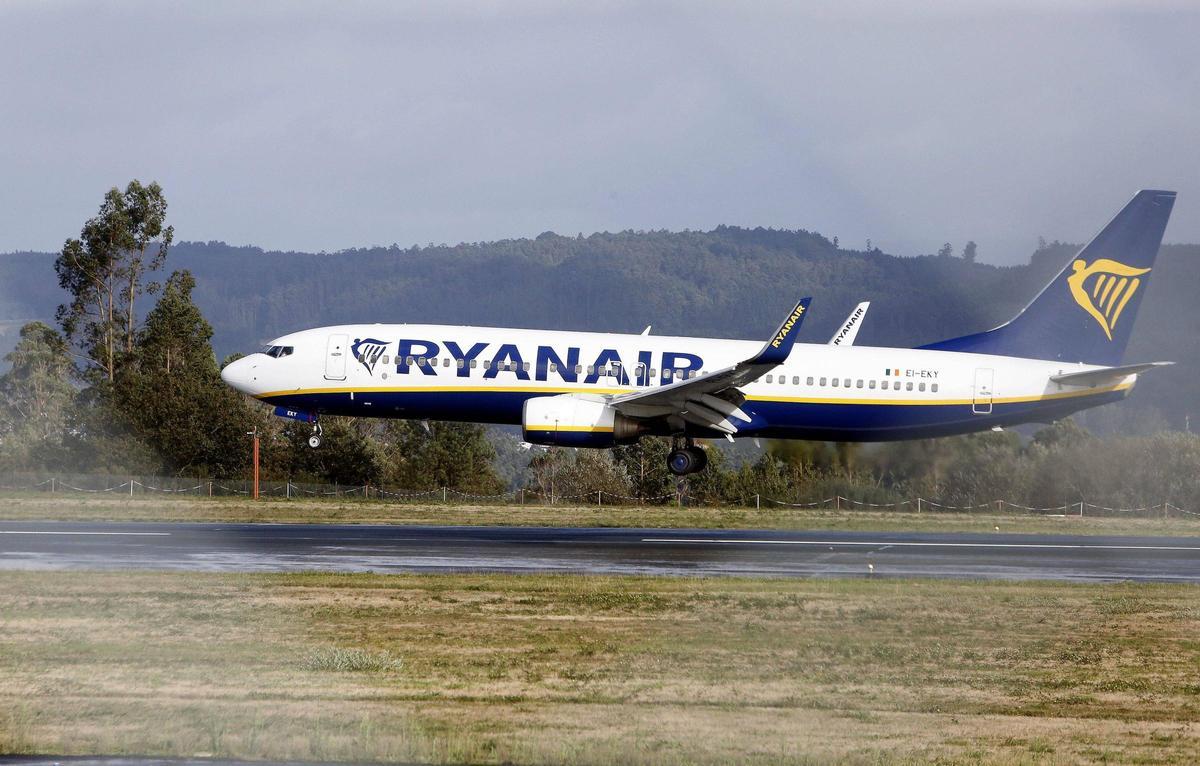 Un avión de Ryanair en el aeropuerto de Santiago de Compostela