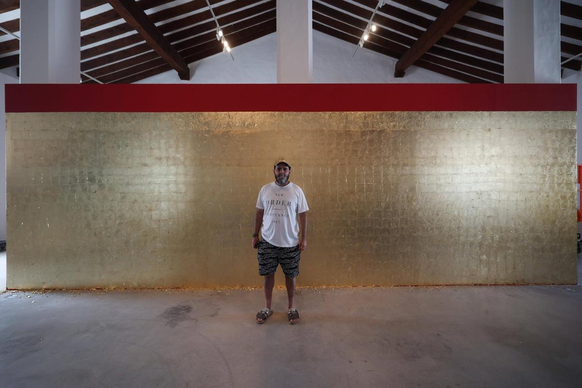 Stefan Brüggemann, este martes en la Sala de Armas, durante el montaje de la exposición ‘Cel d’or’, comisariada por Elena Ruiz.