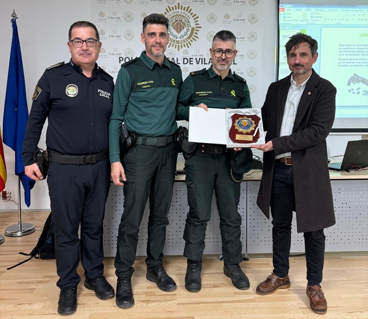 El intendented e la POlicía Local de Vila-real, Ramón Marytínez; y el edil de Seguridad, Toni Marín, han entregado el reconocimiento municipal a los especialistas de la Guardia Civil que han impartido el curso.
