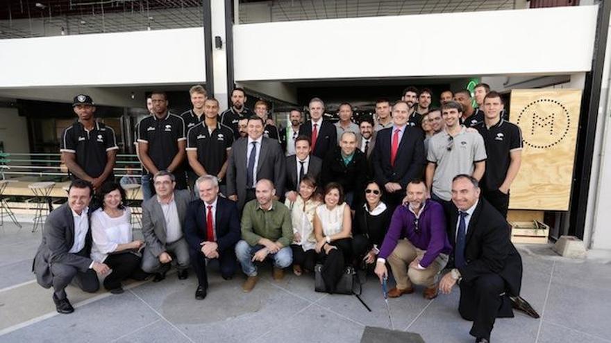 La plantilla del Unicaja se desplazó al completo ayer al Mercado de la Plaza de la Merced, donde visitó los establecimientos gourmet que se han instalado en el nuevo área gastronómica de Málaga. El cuerpo técnico y la plantilla visitó los distintos puestos, saludaron a los aficionados y a los miembros del Club de Empresas del Unicaja, que también visitaron la nueva zona, y luego almorzaron varios platos que se sirven en el Mercado de la Merced, rematando con una paella.