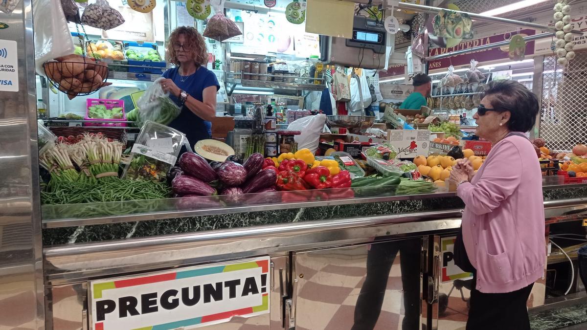 Begoña es una de las clientas más fieles de Toñi Sáez, presidenta del mercado municipal de la Roqueta