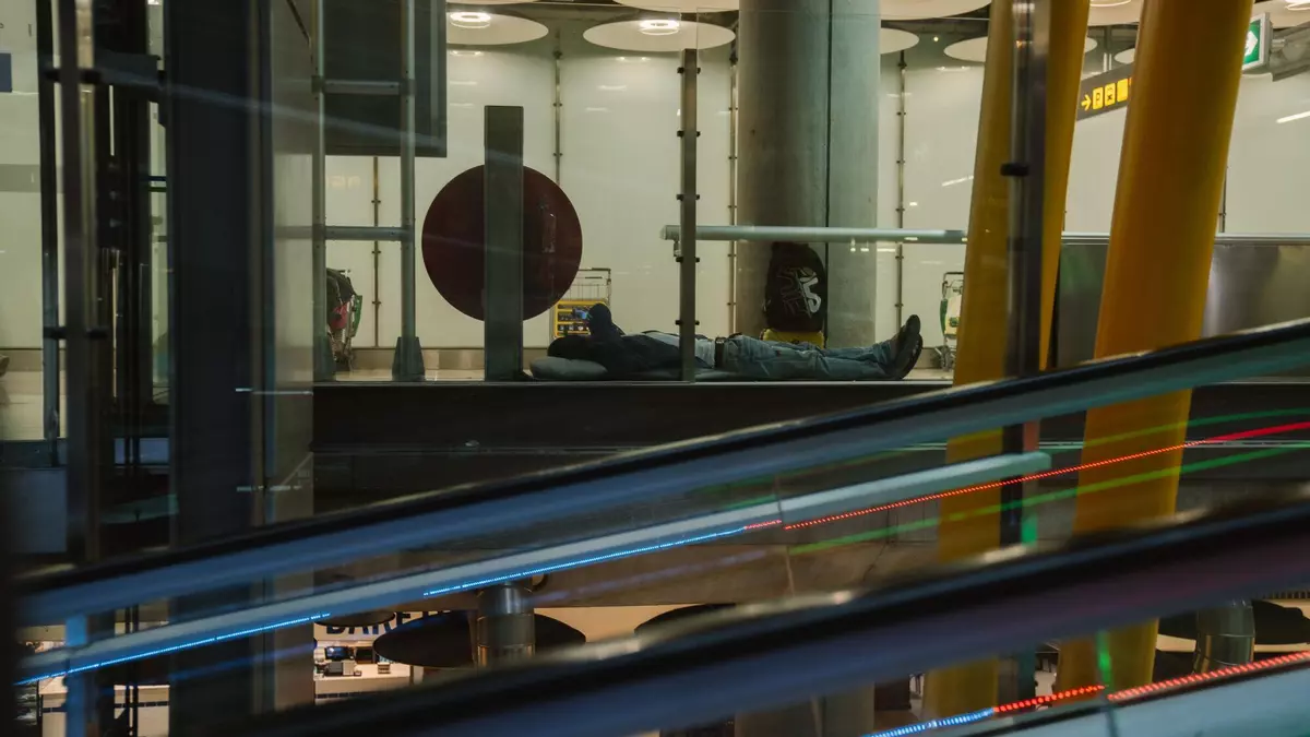 Choque entre Aena y Madrid por la expulsión de los sintecho de Barajas: "Una decisión cruel y sin un ápice de empatía y humanidad"