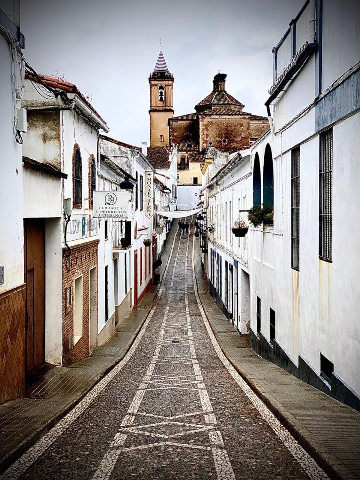 Las calles de Jabugo están impregnadas del olor de uno de los mejores jamones del mundo
