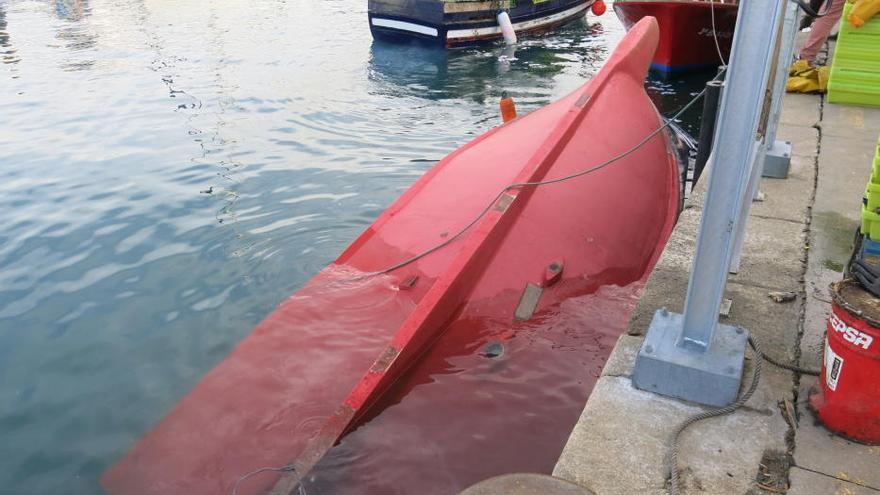 Vuelca un barco en Lastres mientras descargaba xarda