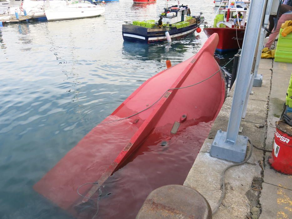 Vuelca un barco en Lastres mientras descargaba xarda