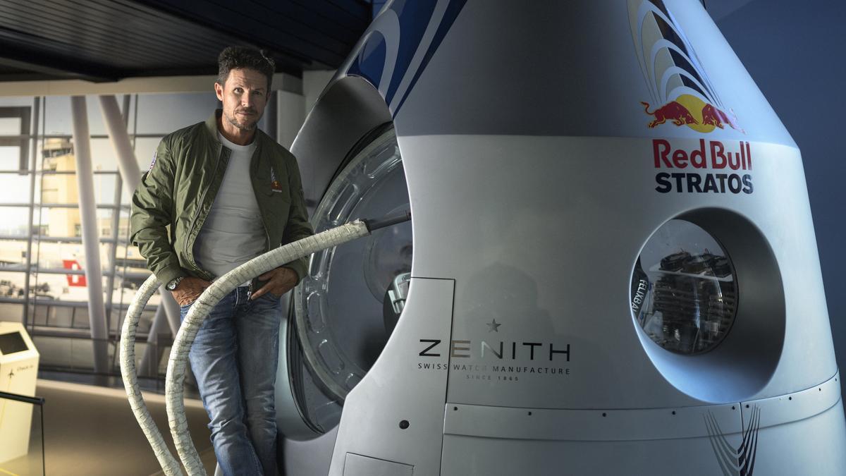 Felix Baumgartner, al costat de la càpsula amb la qual va completar el repte. / Mihai Stetcu