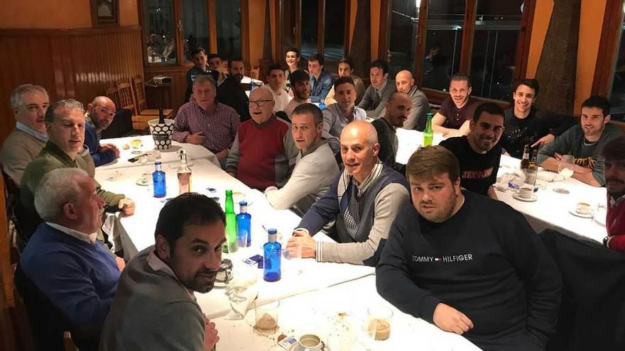 Los integrantes del Marino, durante la cena de confraternización.