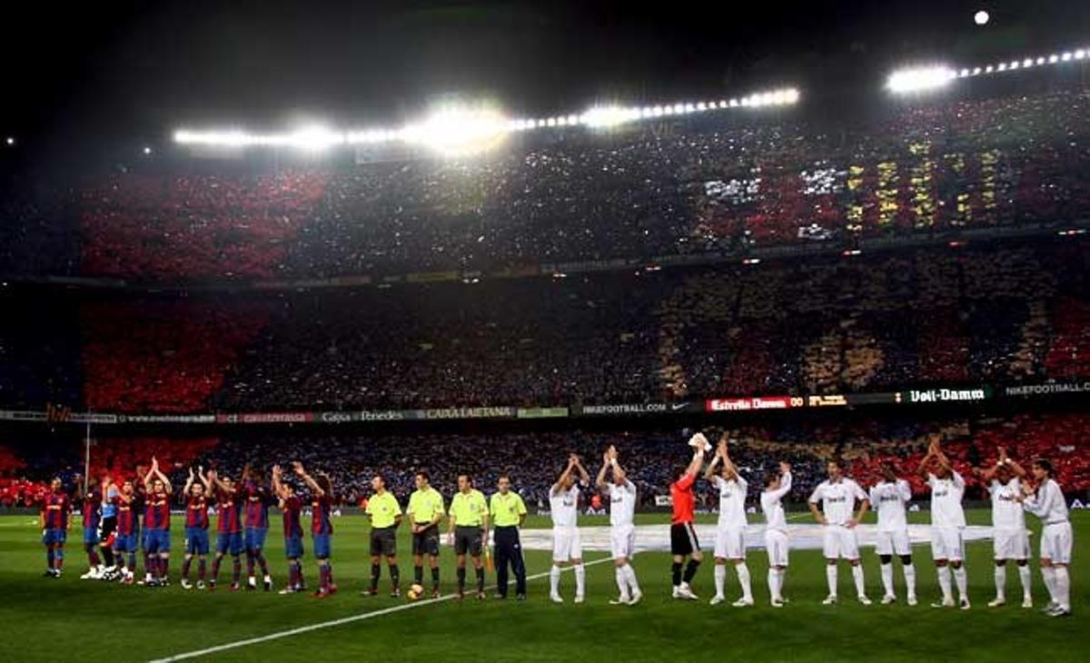 Ambient de gala.Els jugadors del Barça i del Reial Madrid saluden els assistents al Camp Nou, que els reben amb un mosaic. 23 de desembre del 2007.